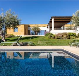 4 bedroom villa with pool near Noto, sleeps 8